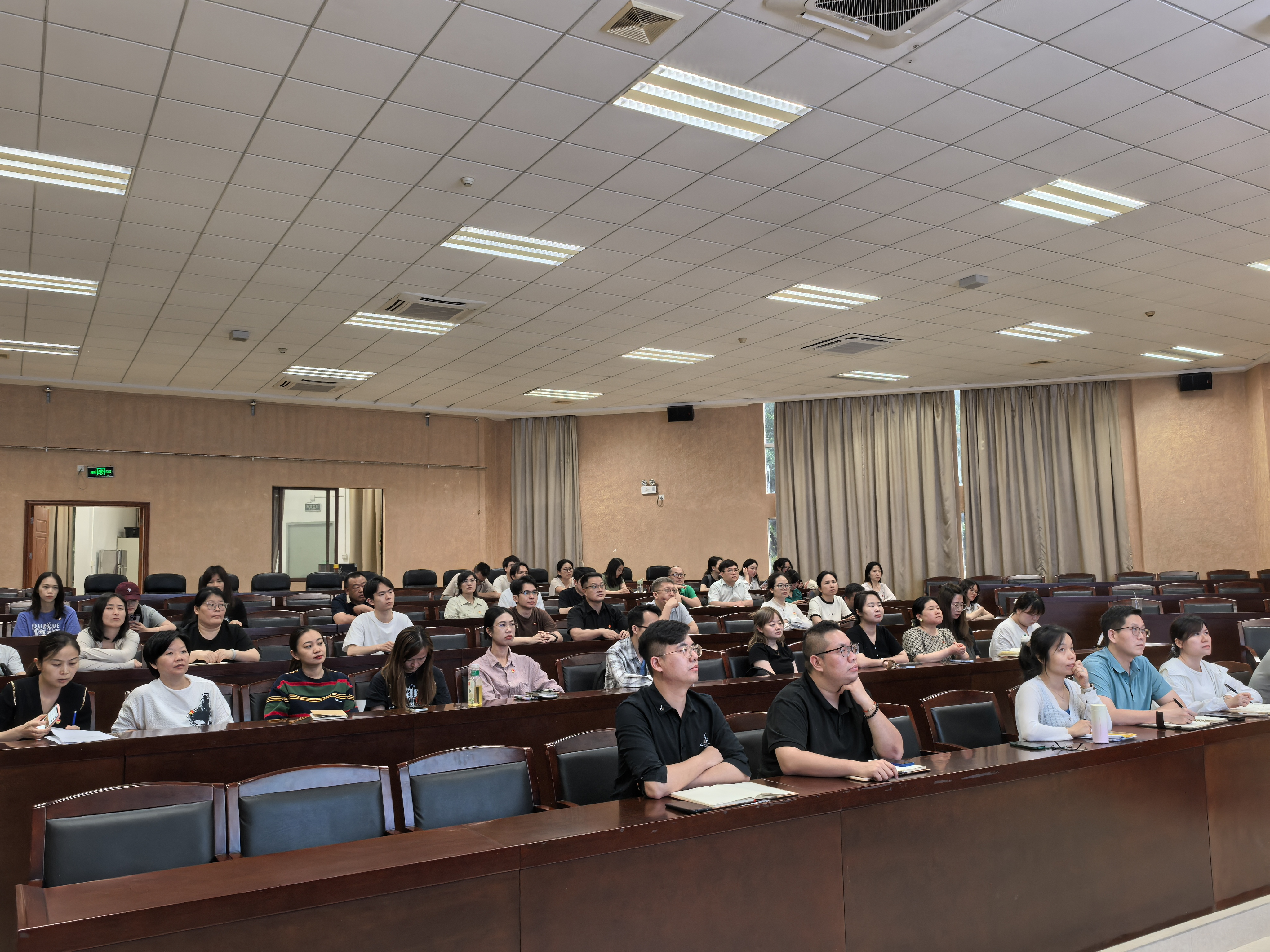 建筑工程学院开展深入贯彻中央八项规定精神学习教育专题党课-广州城建职业学院-智慧城市工程学院