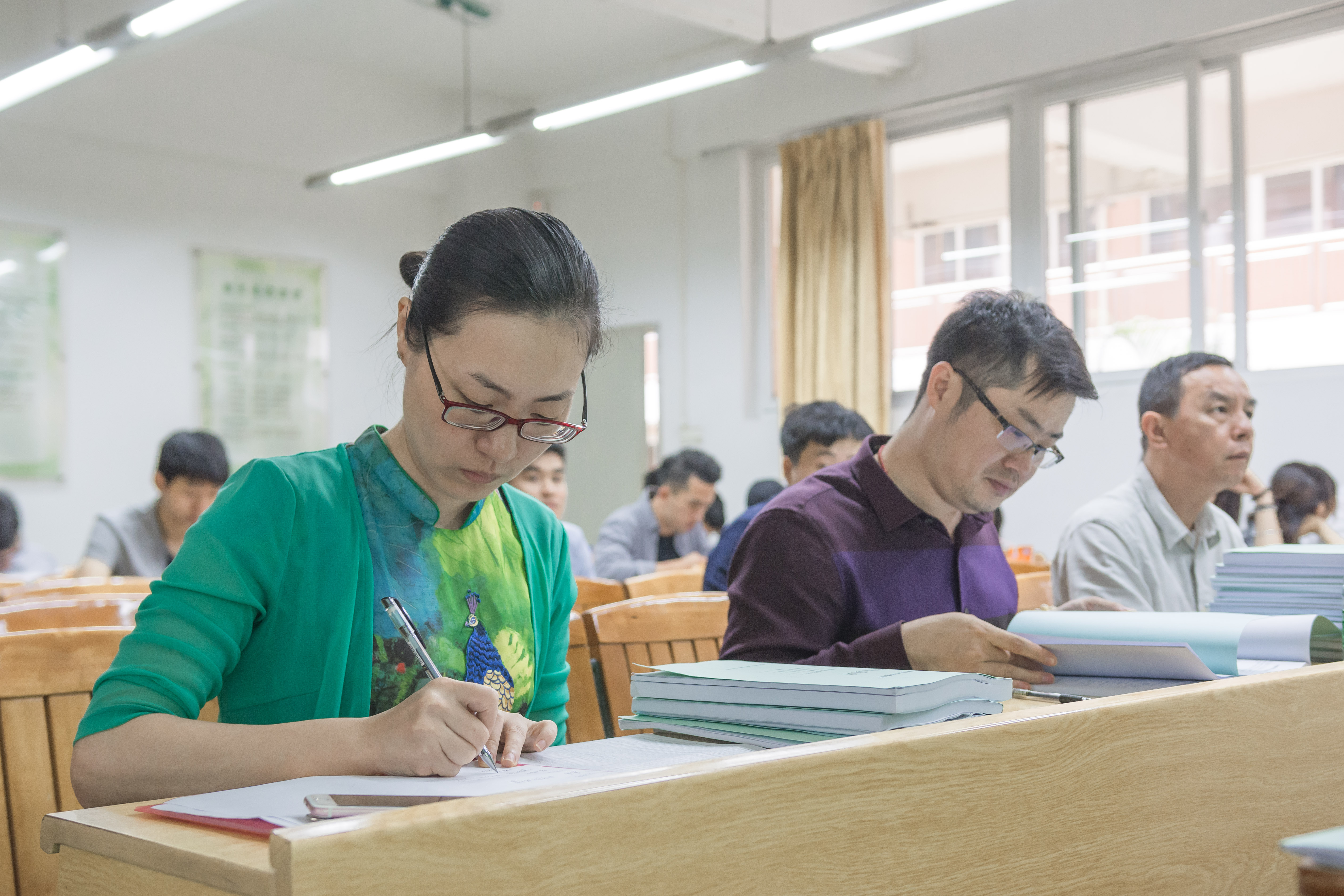 毕业生答辩 指导老师认真记录