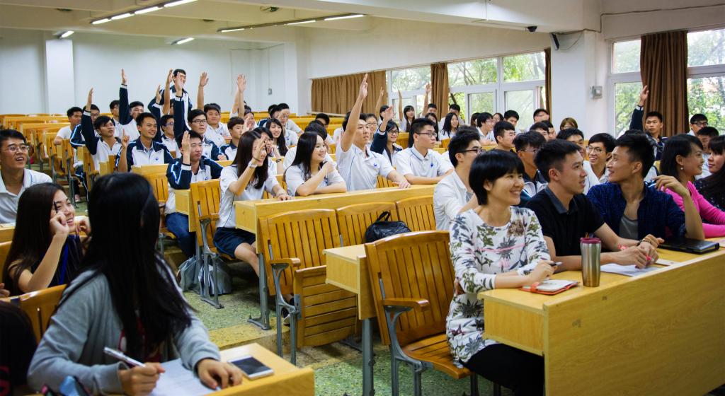 “两学一做”知识竞赛抢答现场